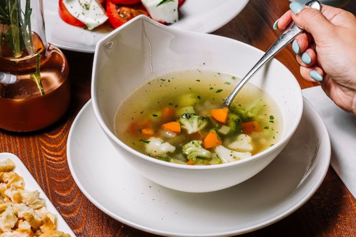 El experto brindó los beneficios de un caldo de verduras bien hecho para la salud (imagen ilustrativa)