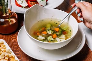 El experto brindó los beneficios de un caldo de verduras bien hecho para la salud (imagen ilustrativa)