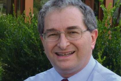 El experto cree que la Argentina enfrentará una recesión con forma de letra V, con una recuperación fuerte; preocupación política