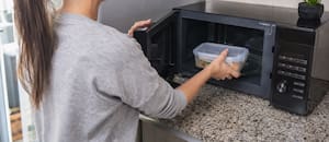 Jorge Tartaglione, médico, sobre el uso del microondas: “Hay que tratar de no meter cosas de plástico porque tienen microplásticos que impactan en nuestro organismo”