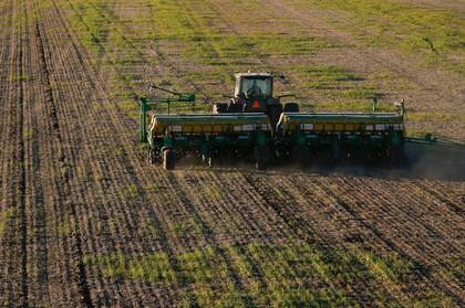 El experto dijo que por ejemplo, la venta mayorista de agroquímicos tributa 3,5% y la minorista 3%, lo que, sumado en cada etapa, impacta de manera considerable en el precio que termina pagando el productor