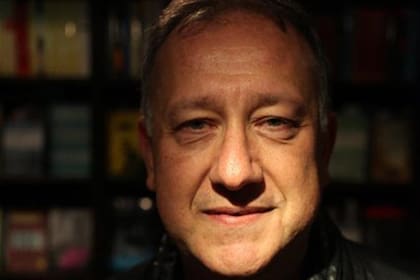 El experto en medios y comunicación rosarino sostiene que las redes digitales no son el paraíso, pero tampoco el infierno