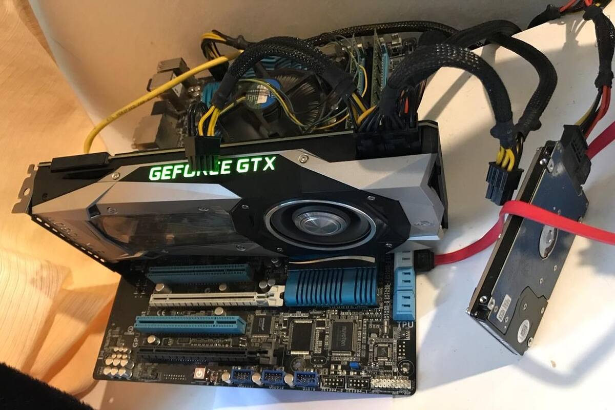 El experto en tecnología Julio López demostró estos días que ya se pueden hacer deep fakes con una computadora doméstica. En la foto, el equipo usado en el experimento. Se observa el motherboard con una gran placa de video y un disco duro a la derecha