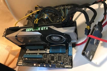 El experto en tecnología Julio López demostró estos días que ya se pueden hacer deep fakes con una computadora doméstica. En la foto, el equipo usado en el experimento. Se observa el motherboard con una gran placa de video y un disco duro a la derecha