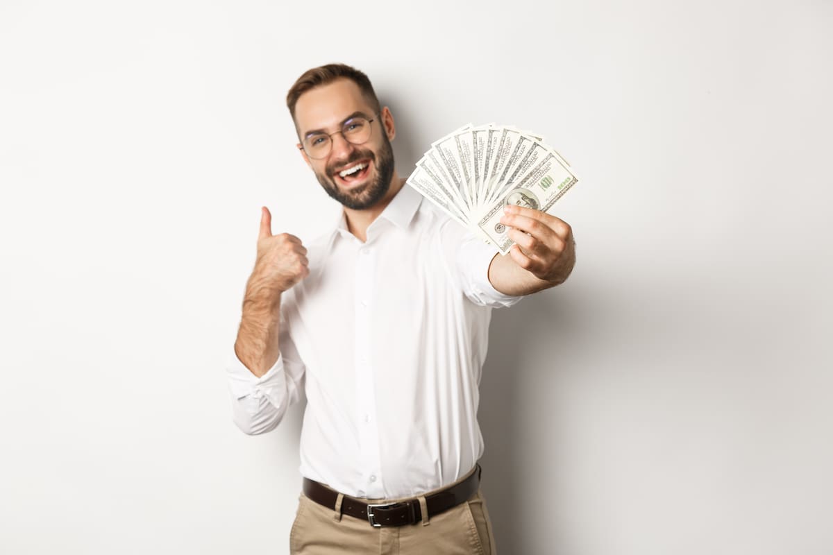 El experto explicó la relación entre el dinero y la felicidad (Foto: Freepik)