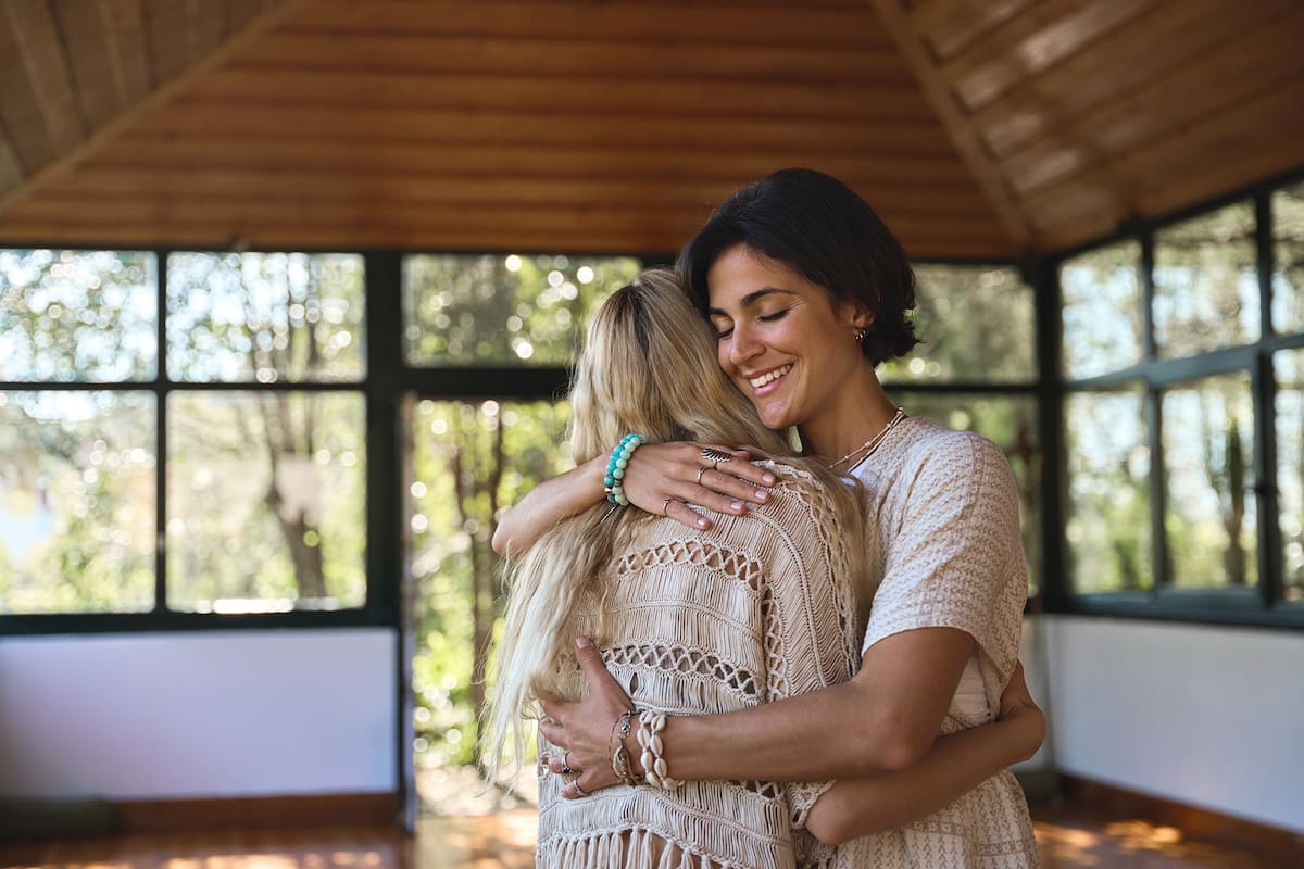 El experto indicó que el abrazo es “un potente analgésico y un antidepresivo natural”