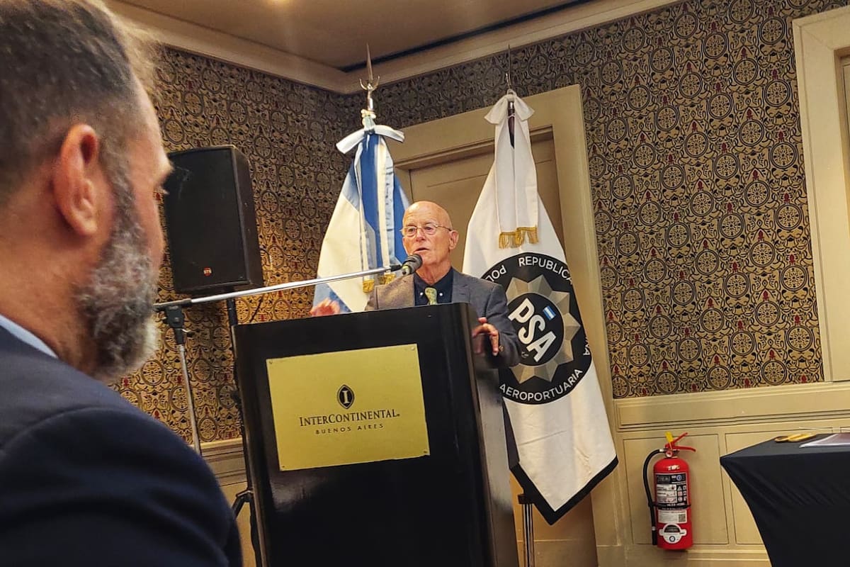 El experto israelí Ami Ayalón. Lo escucha el titular de la PSA, José Glinski.