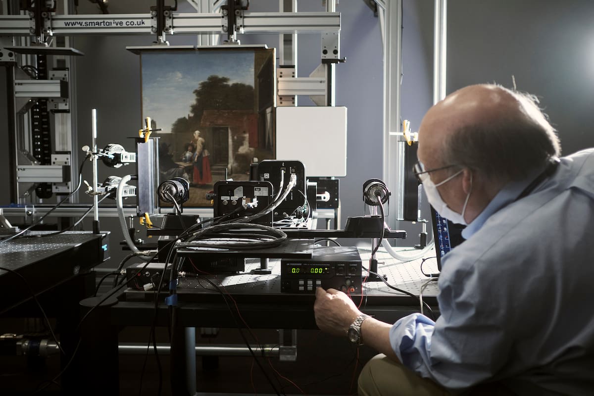 El experto John Delaney prepara una cámara hiperespectral para escanear una pintura en la Galería Nacional de Arte de Washington; técnicas de alta tecnología como las emplean geólogos, científicos planetarios y militares están revelando cómo los artistas crearon sus obras maestras
