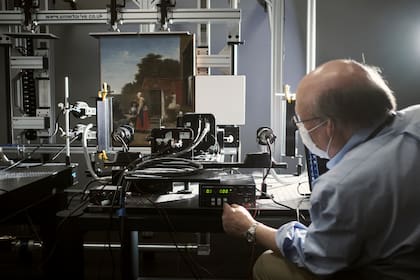 El experto John Delaney prepara una cámara hiperespectral para escanear una pintura en la Galería Nacional de Arte de Washington; técnicas de alta tecnología como las emplean geólogos, científicos planetarios y militares están revelando cómo los artistas crearon sus obras maestras