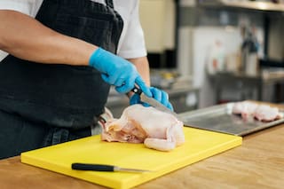 Un carnicero reveló la razón por la cual nunca se debe comprar pechuga de pollo