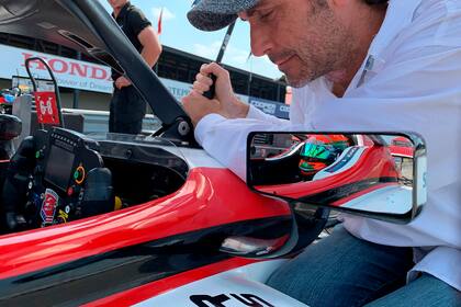 El expiloto de IndyCar y NASCAR, el mexicano Michel Jourdain Jr. habla con su compatriota Salvador de Alba Jr., quien se ve en el espejo, durante una prueba de Indy Lights en el circuito de Mid-Ohio, en Lexington, Ohio. (AP Foto/Jenna Fryer)
