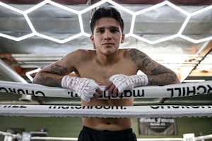Campeón en tres pesos diferentes, el gran hallazgo del boxeo en pleno Mundial