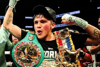 El explosivo campeón de peso supermosca Jesse "Bam" Rodríguez se sigue abriendo paso como una de las jóvenes estrellas en el deporte.