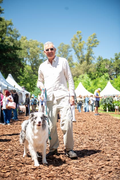 El expositor Mario Cherrutti del stand cherruttipini travelers con su perro.