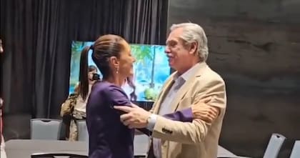El expresidente Alberto Fernández celebró en México el triunfo de Claudia Sheinbaum