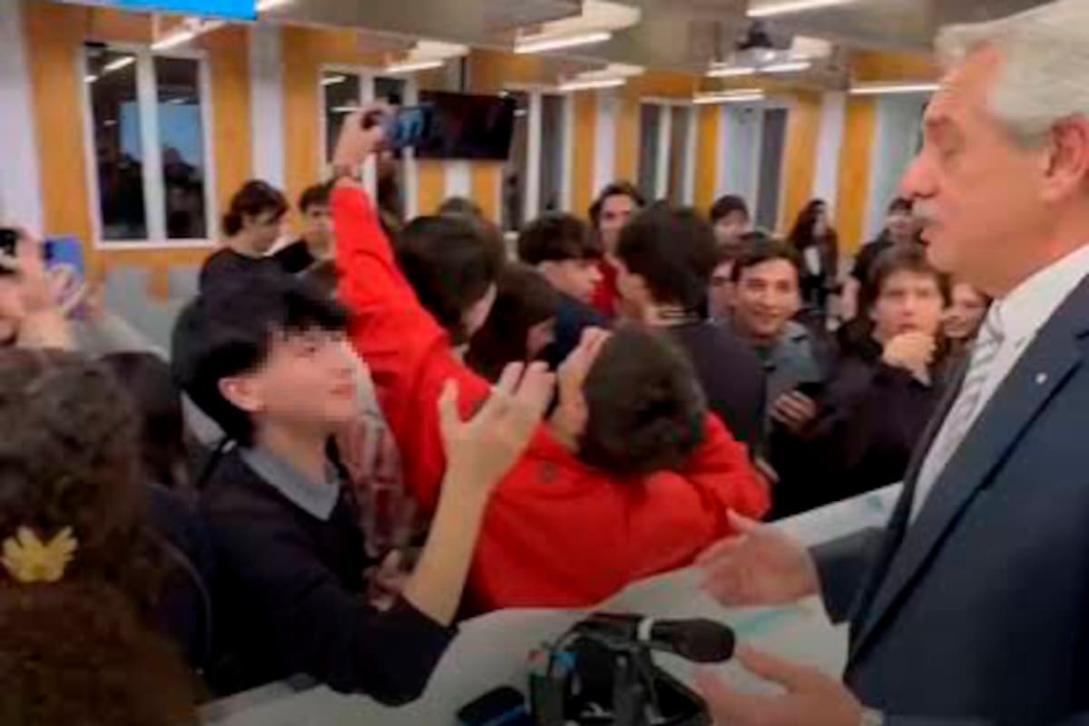 El expresidente Alberto Fernández, junto a estudiantes en la Universidad Torcuato Di Tella.