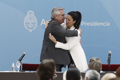 El expresidente Alberto Fernández junto a Luana Volnovich, en 2022, durante el anuncio del plan “La libertad de elegir”.
