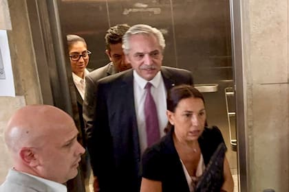 El expresidente Alberto Fernández llega a los tribunales de Comodoro Py para declarar en la causa de violencia de género