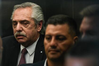 El expresidente argentino Alberto Fernández a su salida de la corte tras prestar declaración en un caso de violencia de género presentado contra él por su expareja y ex primera dama Fabiola Yáñez