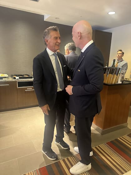 El expresidente argentino Mauricio Macri junto al presidente de FIFA, Gianni Infantino
