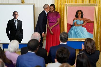 El expresidente Barack Obama besa a su esposa, Michelle, después de que revelaron sus retratos oficiales de la Casa Blanca durante una ceremonia de inauguración en el Salón Este de la Casa Blanca, el miércoles 7 de septiembre de 2022 en Washington. (AP Photo/Andrew Harnik)