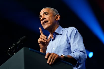 El expresidente Barack Obama habla en un acto de campaña en Filadelfia