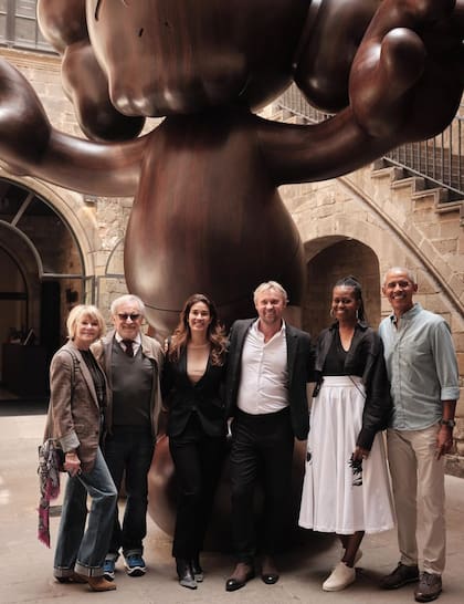 El expresidente Barack Obama y la exprimera dama Michelle Obama junto con el realizador Steven Spielberg y su esposa, Kate Capshaw, fueron recibidos por los fundadores del Museo Moco Barcelona