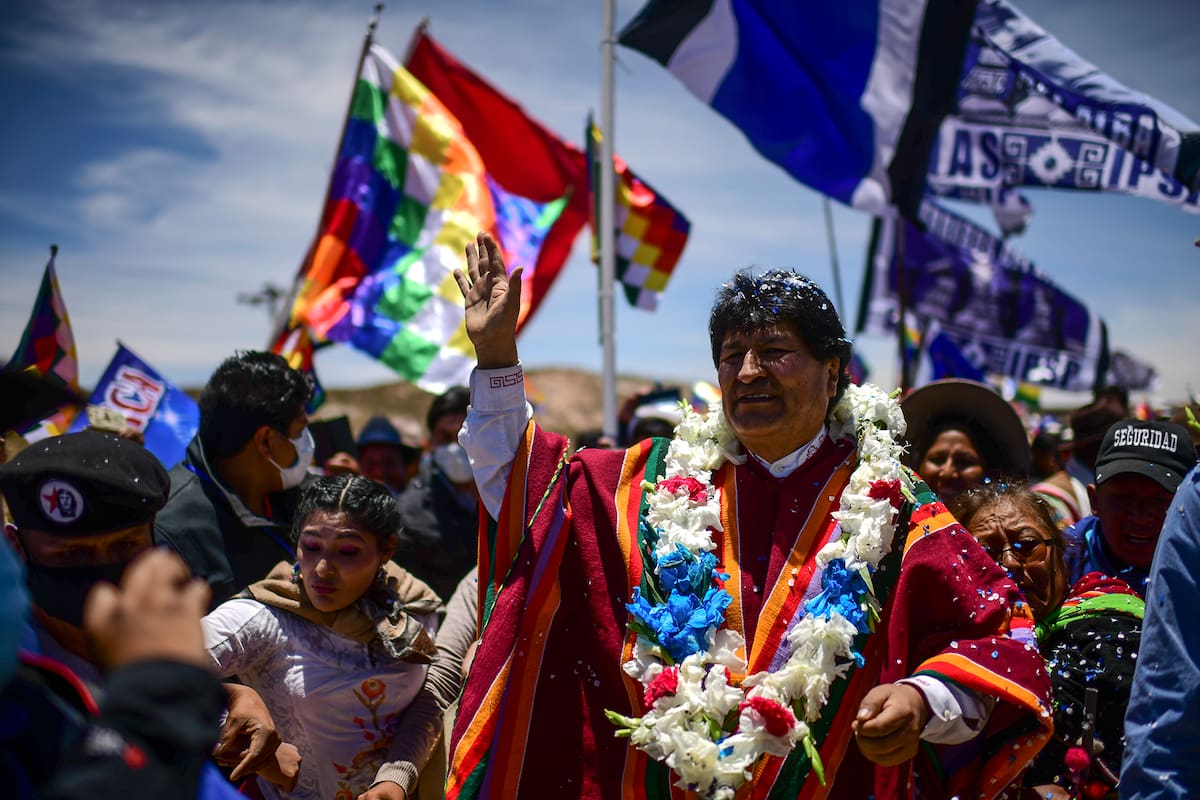 El expresidente boliviano Evo Morales saluda rodeado de simpatizantes en su ciudad natal Orinoca, Bolivia, el 10 de noviembre de 2020, luego de su regreso de la Argentina