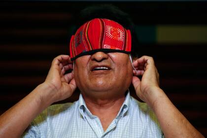 El expresidente boliviano Evo Morales se pone la mascarilla, en medio de la pandemia de COVID-19, luego de dar una conferencia de prensa en Buenos Aires, Argentina, un día después de las elecciones generales en su país de origen, el lunes 19 de octubre de 2020. (AP Foto/Natacha Pisarenko)