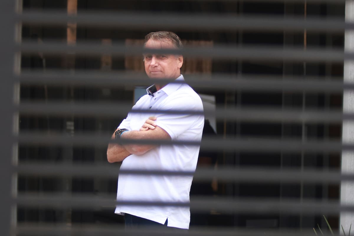 El expresidente brasileño Jair Bolsonaro en la entrada de su casa, bajo arresto domiciliario en Brasilia, Brasil, el 2 de septiembre de 2025