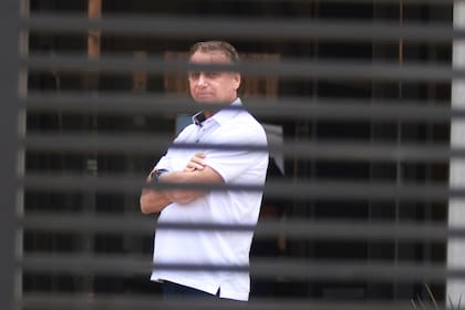 El expresidente brasileño Jair Bolsonaro en la entrada de su casa, bajo arresto domiciliario en Brasilia, el 2 de septiembre de 2025.