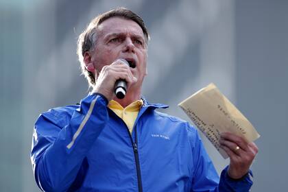 El expresidente brasileño Jair Bolsonaro habla durante una protesta contra su juicio en el Supremo Tribunal Federal, en el que está acusado de participar en un intento de golpe de Estado en 2022, el domingo 29 de junio de 2025, en Sao Paulo.