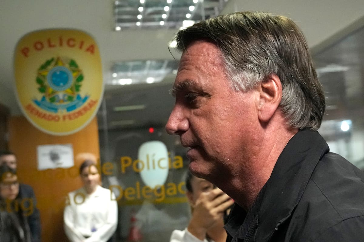 El expresidente brasileño Jair Bolsonaro llega a un evento con senadores que lo apoyan en la sede del Congreso Nacional en Brasilia el 18 de febrero del 2025. (AP foto/Eraldo Peres)