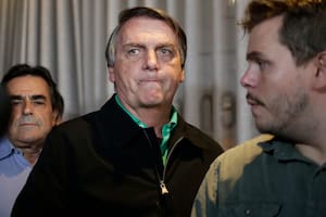 El expresidente brasileño Jair Bolsonaro se prepara para dirigirse a la prensa en Belo Horizonte, Brasil, el 30 de junio de 2023, día en que los jueces determinaron que quedaba inelegible para postularse a un cargo público hasta 2030