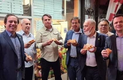 El EXpresidente brasileño junto a su delegación comiendo en Nueva York