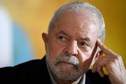El expresidente brasileño Luiz Inacio Lula da Silva gesticula durante una reunión con miembros del Partido Rede en Brasilia, el 28 de abril de 2022, para discutir el apoyo del partido a su candidatura en las próximas elecciones de octubre