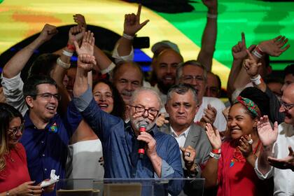 El expresidente brasileño Luiz Inácio Lula da Silva levanta el puño tras dirigirse a sus partidarios en Sao Paulo, Brasil, el domingo 30 de octubre de 2022
