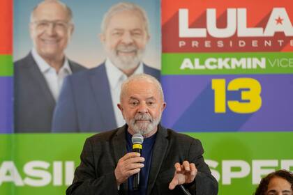 El expresidente brasileño Luiz Inácio Lula da Silva, quien busca ocupar nuevamente el cargo, da una declaración a la prensa, el lunes 3 de octubre de 2022, en Sao Paulo. (AP Foto/André Penner)
