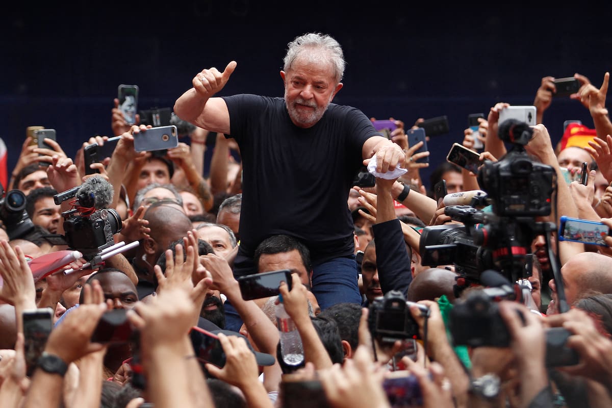 El expresidente brasileño Luiz Inacio Lula da Silva aparece entre una multitud durante una reunión frente al edificio del sindicato de trabajadores metalúrgicos en Brasil