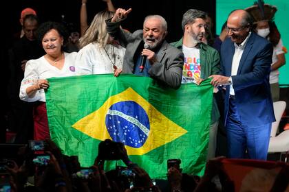 El expresidente brasileño y aspirante a la reelección Luiz Inacio Lula da Silva habla durante un acto de campaña en Brasilia, el 12 de julio de 2022. (AP Foto/Eraldo Peres)