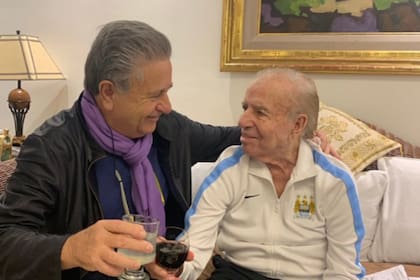 El expresidente brindó con Duhalde para celebrar el aniversario de su mandato