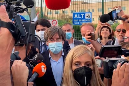 El expresidente catalán Carles Puigdemont sale de la cárcel de Sássari el viernes 24 de septiembre de 2021, en Cerdeña, Italia. (AP Foto/Gloria Calvi)