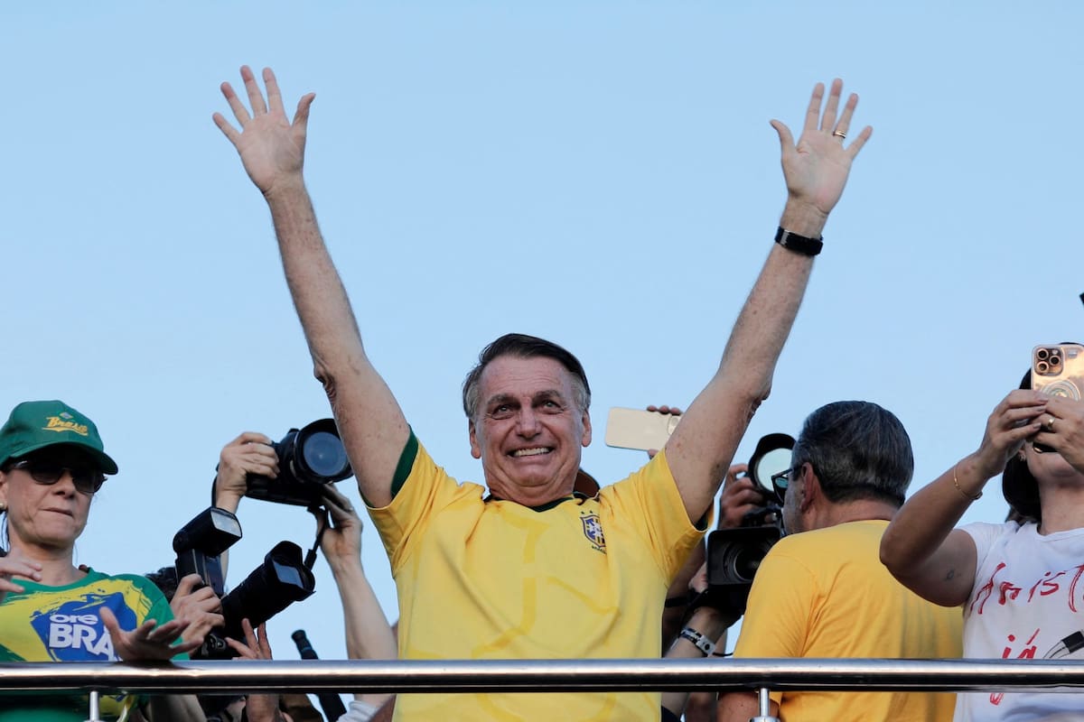 El expresidente de Brasil (2019-2022), Jair Bolsonaro, saluda a sus seguidores durante una marcha para exigir amnistía para las personas condenadas por la fallida insurrección de derecha del 8 de enero de 2023, en Brasilia