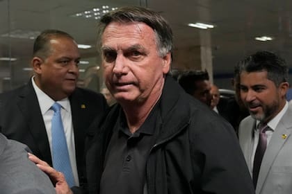 El expresidente de Brasil Jair Bolsonaro a su llegada a una comida con senadores que lo respaldan, en el edificio de Congreso, en Brasilia, Brasil, el 18 de febrero de 2025