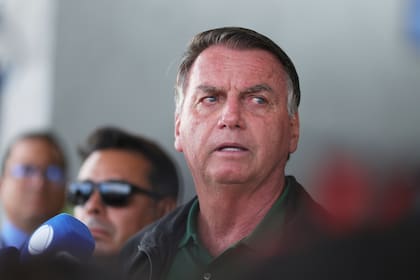 El expresidente de Brasil, Jair Bolsonaro, habla con reporteros al llegar al Aeropuerto Internacional de Brasilia, en Brasilia