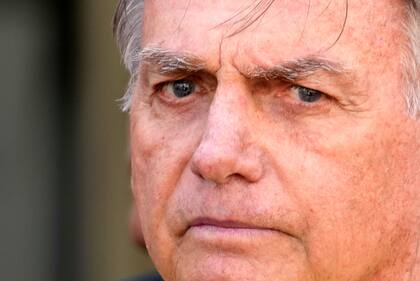 El expresidente de Brasil, Jair Bolsonaro, sale de un hospital de Brasilia, Brasil, el sábado 16 de agosto de 2025