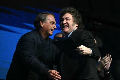El expresidente de Brasil Jair Bolsonaro saluda al Presidente de la Argentina, Javier Milei, durante la conferencia CPAC Brasil en Brasil, el 7 de julio de 2024