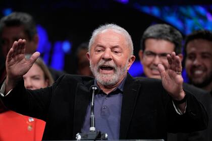 El expresidente de Brasil Luiz Inácio Lula da Silva, que se presenta de nuevo, habla a sus seguidores tras el cierre de las urnas en la segunda vuelta electoral en Sao Paulo, Brasil, el domingo 2 de octubre de 2022. (AP foto/Andre Penner)