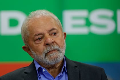 El expresidente de Brasil Luiz Inácio Lula da Silva, quien busca ocupar nuevamente el cargo, en una reunión con personas discapacitadas durante un acto de campaña, el miércoles 21 de septiembre de 2022, en Sao Paulo. (AP Foto/Marcelo Chello)