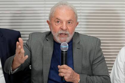 El expresidente de Brasil Luiz Inácio Lula da Silva, quien busca ocupar nuevamente el cargo, durante un encuentro con el precandidato André Janones, el jueves 4 de agosto de 2022, en Sao Paulo. (AP Foto/Andre Penner)